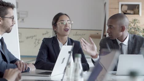 Fröhliche-Manager-Kommunizieren-Während-Der-Besprechung