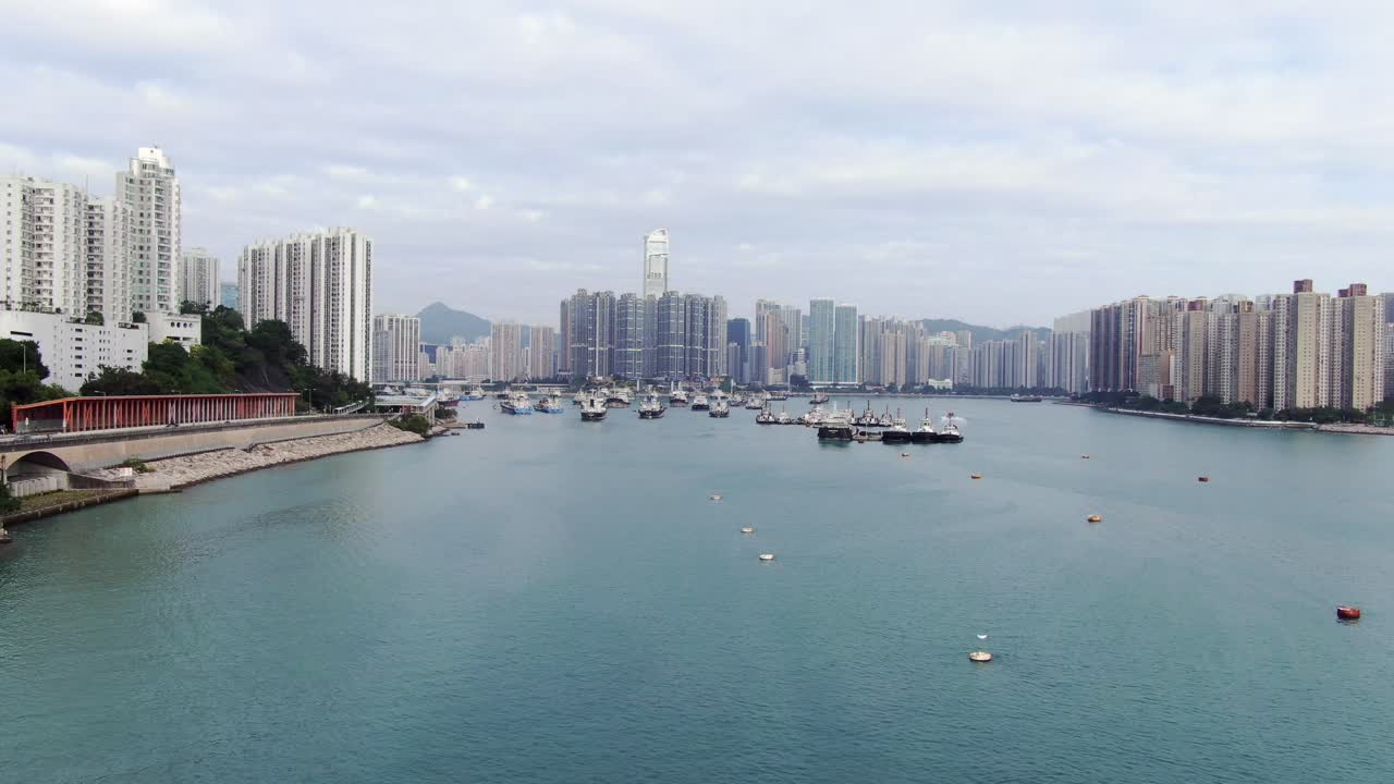 bahía de hong kong y horizonte en un hermoso día, vista aérea