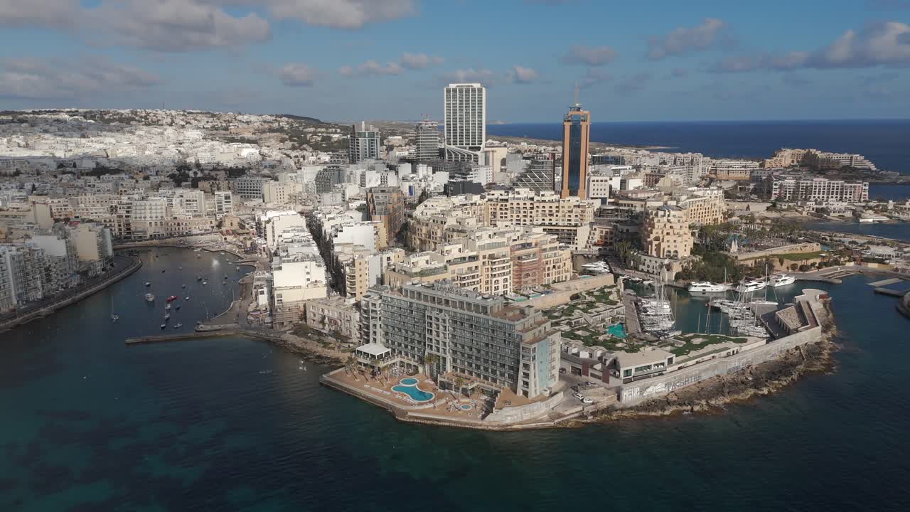 은 아침 에 몰타 의 세인트 줄리안 해변 도시 의 공중 풍경