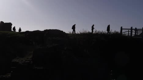 Gruppe-Wandernder-Menschen,-Silhouette-In-Der-Abenddämmerung,-Weites-Schwenken