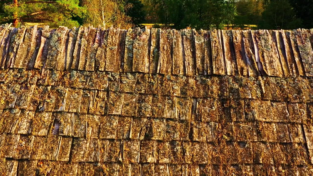 Scandole di legno che coprono un tetto tradizionale, offrendo texture e dettagli architettonici