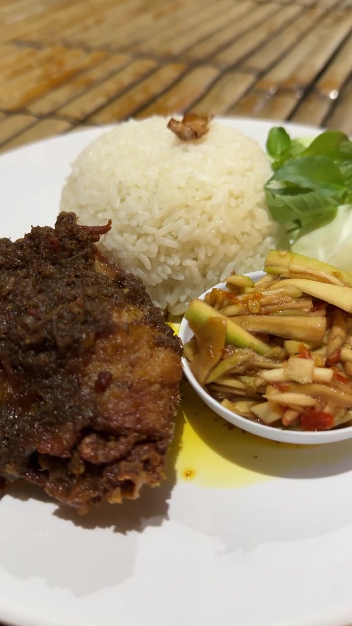 Pollo frito tradicional indonesio con arroz y ensalada de mango picante