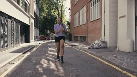 contemporánea funky afroamericana mujer bailarina de calle bailando freestyle en la ciudad