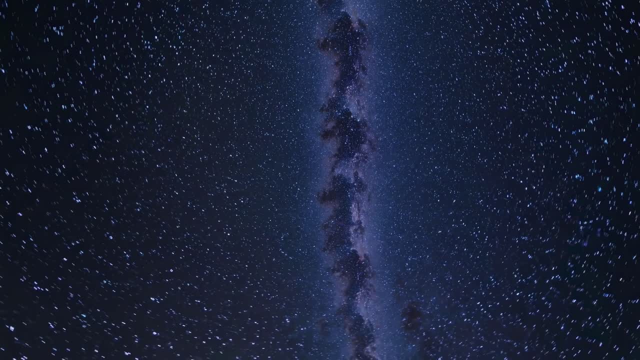 Splendida acquisizione video grandangolare della Via Lattea, che mostra un cielo notturno pieno di stelle