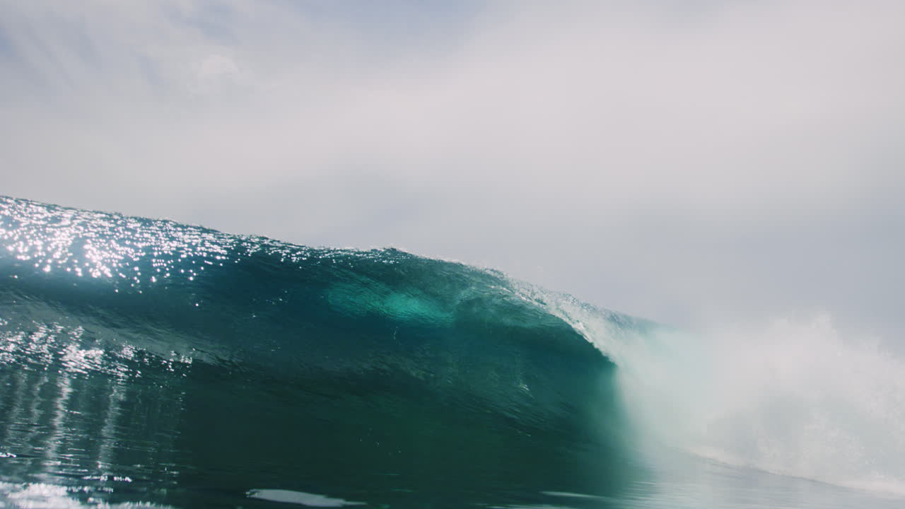 las olas del océano brillan con hermosa claridad mientras se forma un vórtice detrás