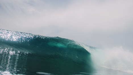 El-Cañón-De-Las-Olas-Del-Océano-Brilla-Con-Hermosa-Claridad-Mientras-Se-Forma-Un-Vórtice-Detrás