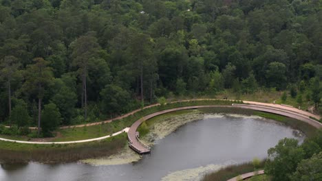 aerial del gran estanque en el parque conmemorativo de houston