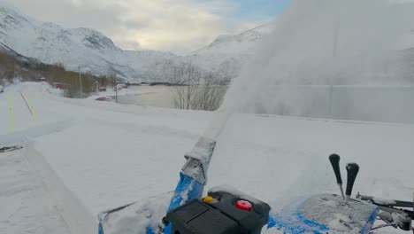 Quitar-Nieve-Dura-Y-Compacta-Cerca-De-La-Carretera-Durante-La-Temporada-De-Invierno-Con-Un-Soplador-De-Nieve,-Tiro-Estático