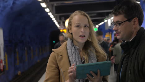 Moderne-Stadtmenschen-Mit-Pad-In-Der-U-Bahn