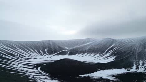 Cráter-Del-Volcán-En-El-Hielo-De-Islandia