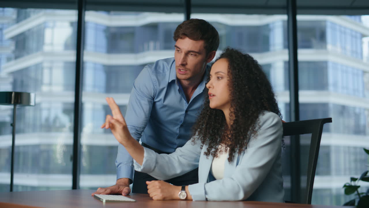 ejecutivos inteligentes deslizando usando la aplicación del metaverso. tecnologías futuras