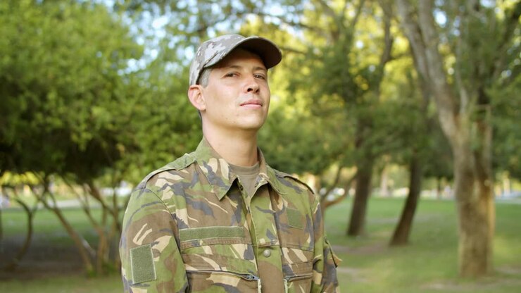 ritratto di uomo serio in uniforme mimetica militare