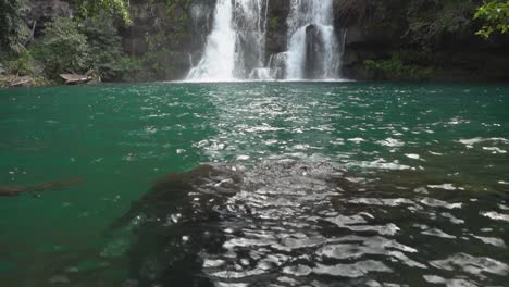 Revelación-En-Cámara-Lenta-De-Una-Cascada-En-Mauricio