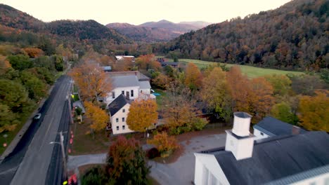 Fallen-Luftkirche-In-Rochester,-Vermont-Im-Herbst-Mit-Herbstlaub-In-Neuengland