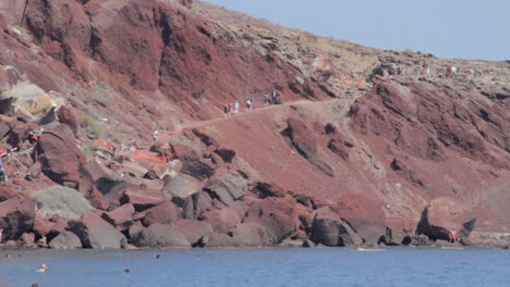 Ein-Teil-Des-Weges,-Der-Zum-Berühmten-Roten-Strand-Von-Santorini,-Griechenland,-Führt