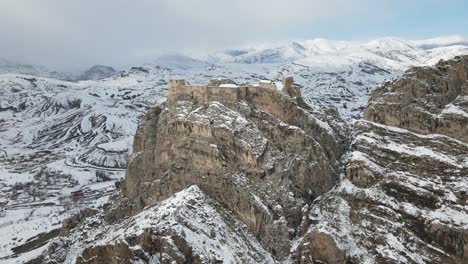 castillo construido en la cima de la montaña