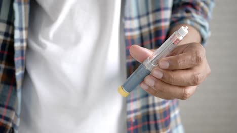 person holding an insulin pen