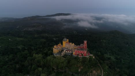 vista aérea del colorido palacio nacional de pena en sintra, portugal