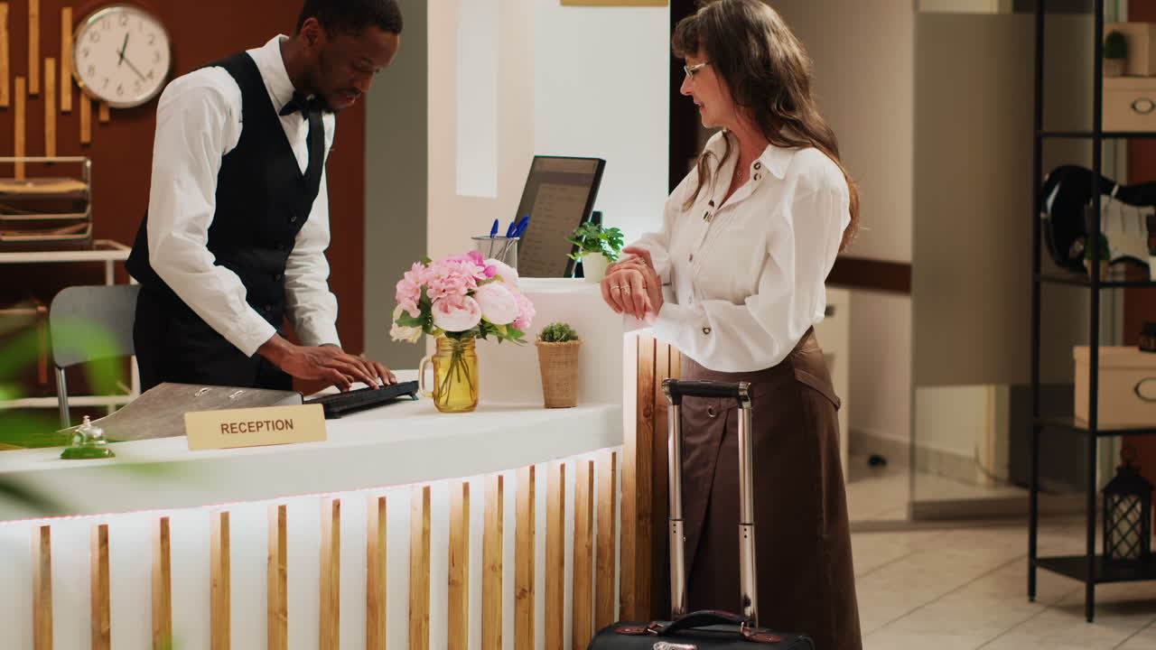 una mujer jubilada llega a la recepción