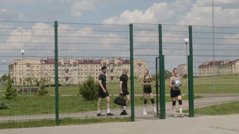 Gruppe-Multiethnischer-Freunde-In-Sportbekleidung