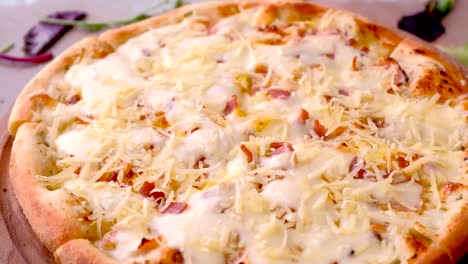 el chef salpicó la pizza de tocino con queso rallado.