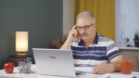 Anciano-Trabajador-De-Oficina-En-Casa-Que-Se-Embarca-En-El-Espíritu-Empresarial.