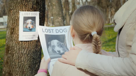 rodzina szuka zaginionego psa, mama pociesza córkę