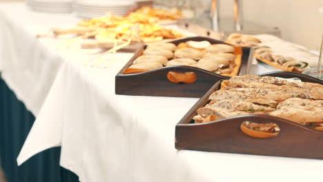 deliciosos sándwiches en bandeja colocados por catering durante un evento