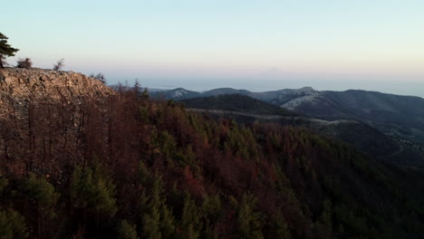 Volando-Junto-A-La-Cima-De-La-Colina-En-Thassos-Grecia