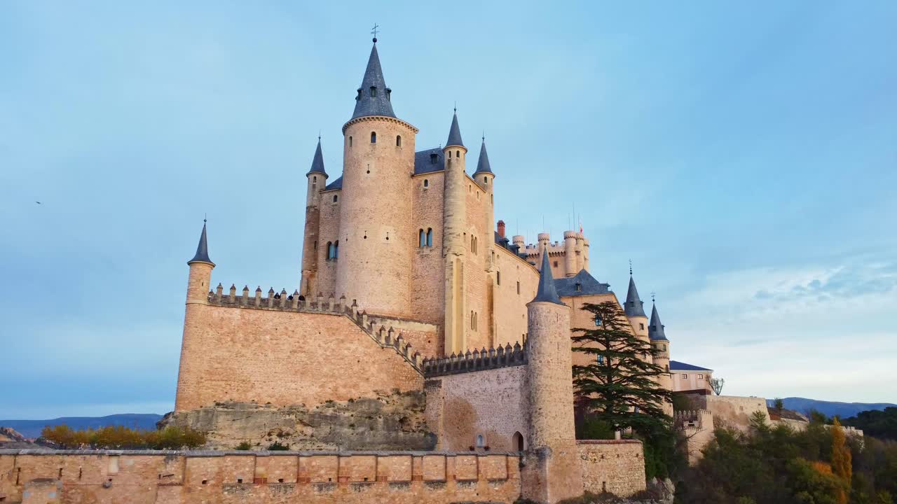 el antiguo castillo alcázar de segovia contra el cielo azul