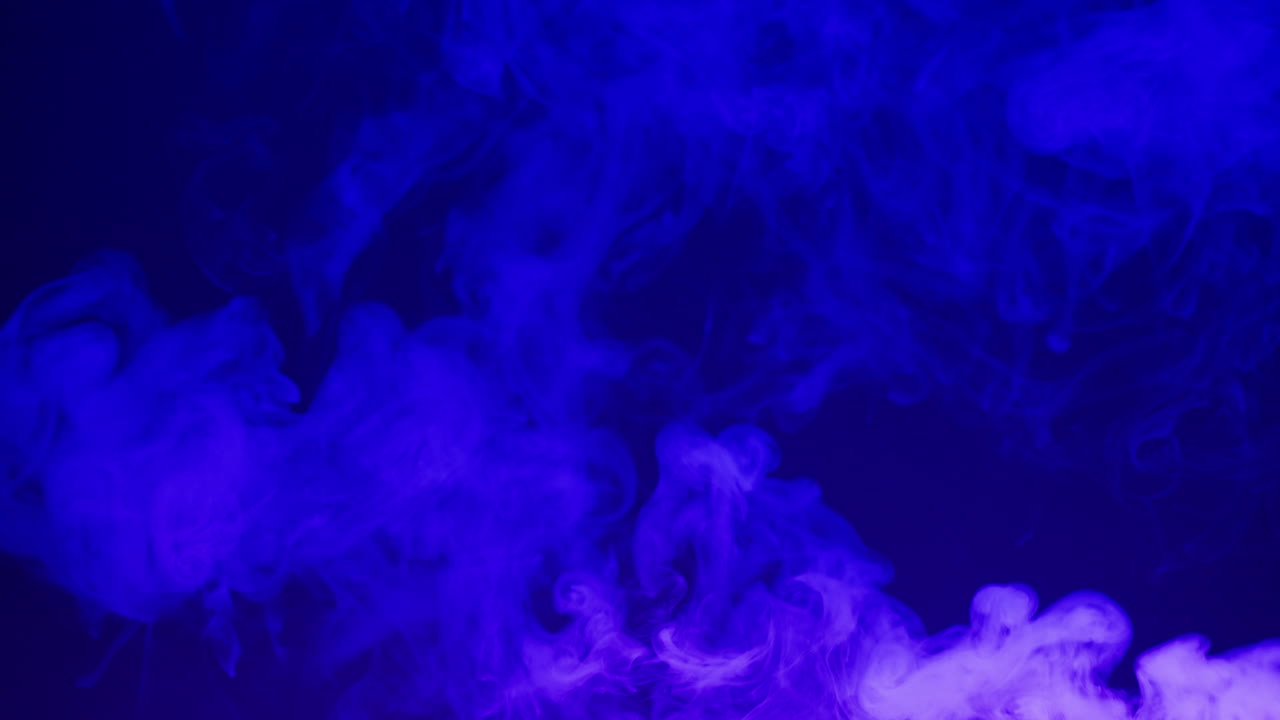Abstract Fumo blu e viola che gira su uno sfondo scuro