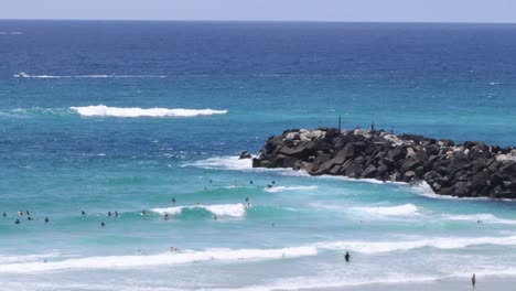 personas disfrutando de un día soleado en una playa vibrante