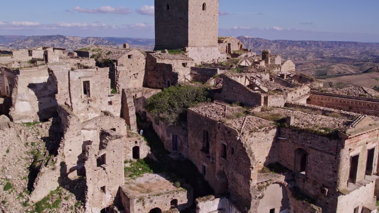 Inquietante città abbandonata con strutture fatiscenti