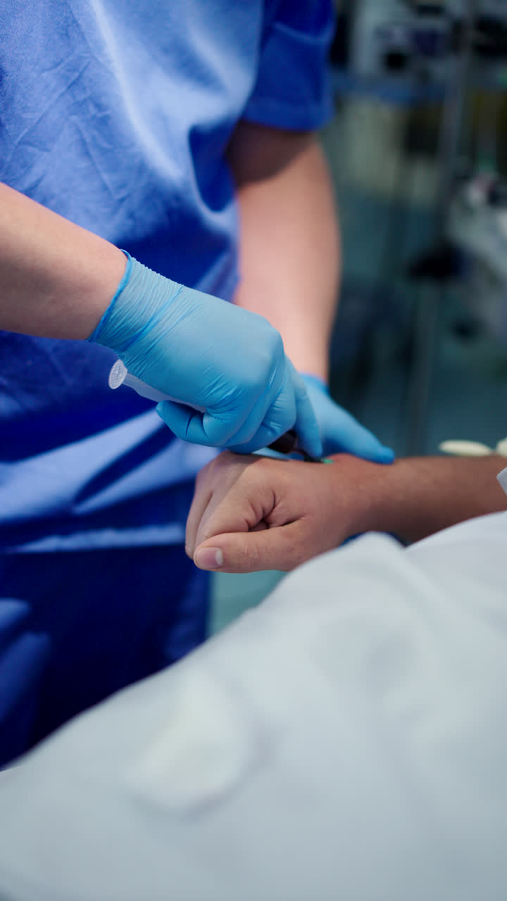 Enfermera retirando una jeringa llena de sangre de un paciente antes de la cirugía