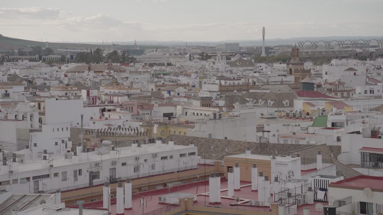 Vista di un paesaggio urbano con edifici e torre