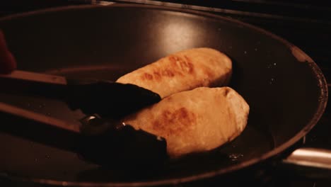 filetes de pollo a base de plantas veganos siendo volteados por el chef con pinzas