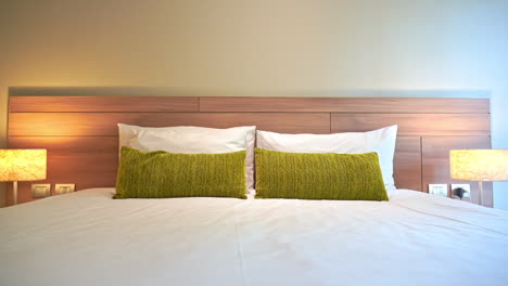 Cama-De-Hotel-Abatible-Con-Dos-Cojines-Decorativos