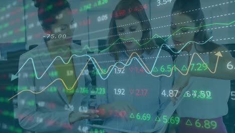 animación del procesamiento de datos financieros sobre diversas personas de negocios