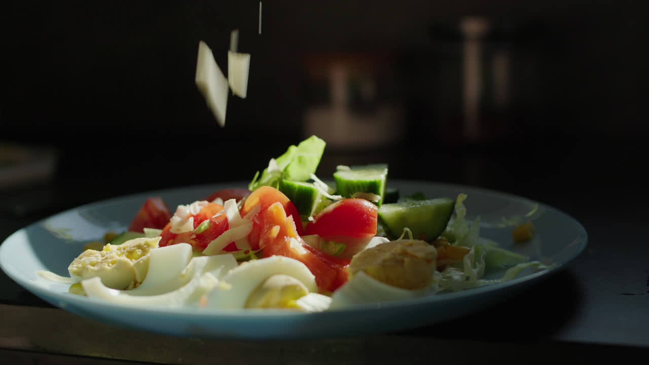 una deliciosa ensalada con queso encima