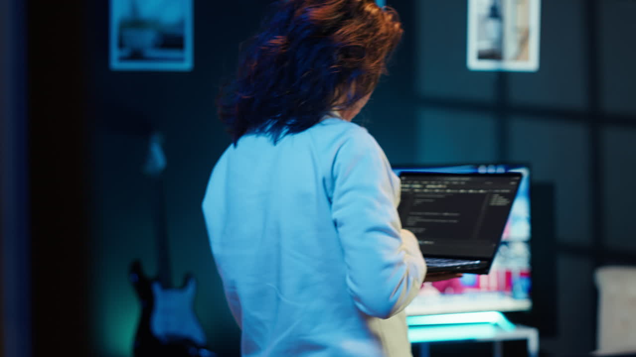 mujer caminando por el apartamento diseñando y desarrollando aplicaciones de software