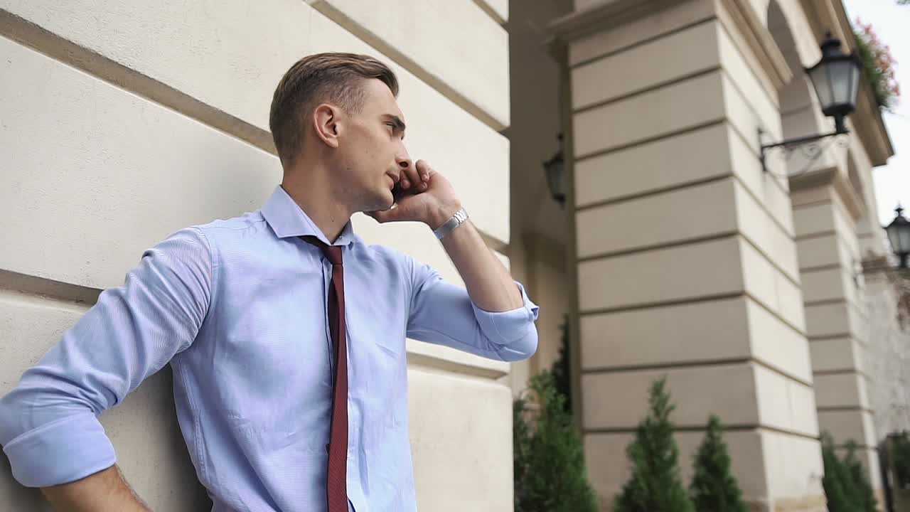 uomo al telefono