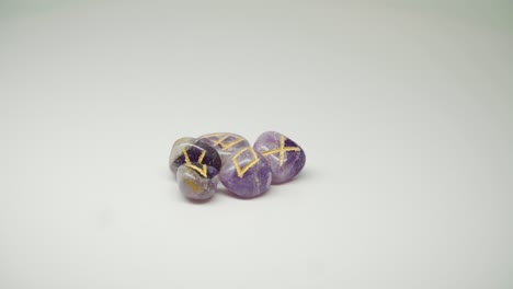 cinco hermosas piedras moradas con una marca amarilla en la parte superior girando en movimiento circular - primer plano