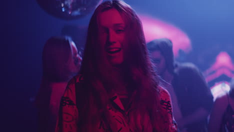 mujer bailando en un club nocturno