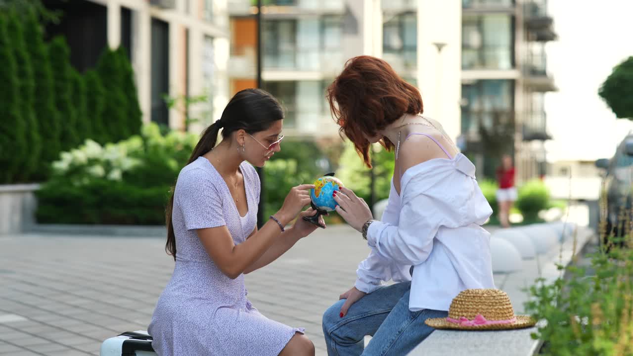 dos mujeres jóvenes mirando un globo