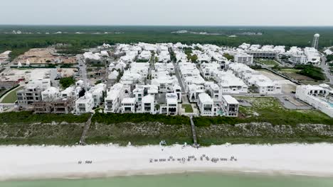 alys playa ciudad carrete lento cinematográfico casas blancas al lado del océano a la luz del día