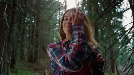 Excursionista-Sonriente-Mirando-La-Cámara-En-El-Bosque-De-Cuento-De-Hadas.-Mujer-Posando-Ante-La-Cámara