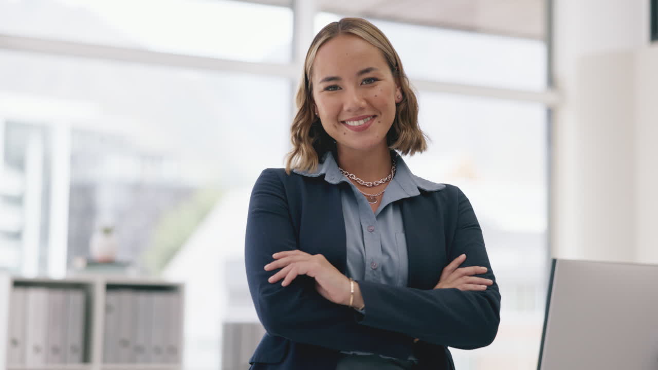 feliz, sonrisa y mujer de negocios en la oficina