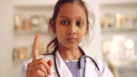 retrato de un niño indio en casa durante el bloqueo por coronavirus
