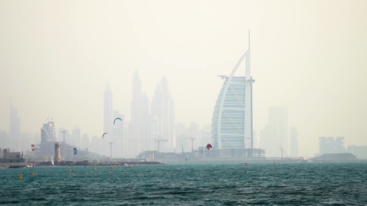 L'iconico skyline di Dubai fa da sfondo ai kitesurfer sulla spiaggia di Fazza.