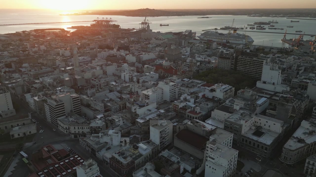 Tramonto aereo a Montevideo Uruguay, drone che sorvola la capitale con lo skyline sulla costa